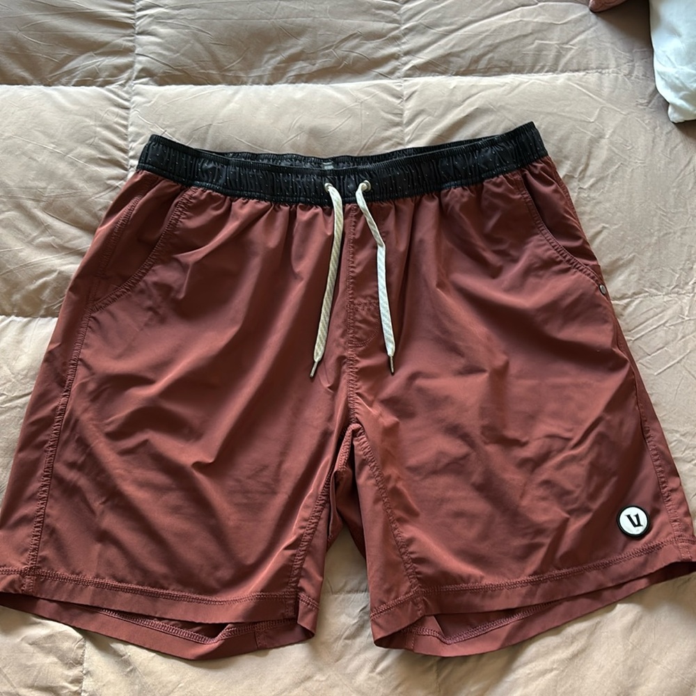 Vuori brand men’s XXL lined athletic shorts